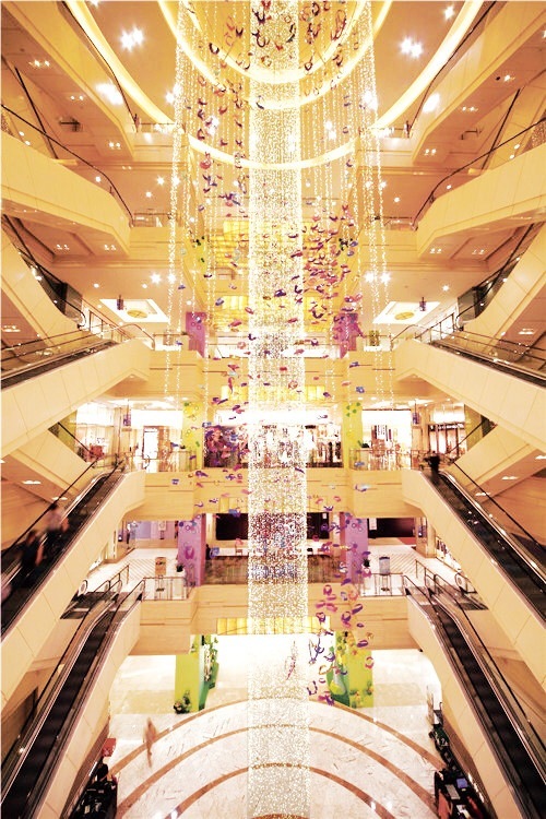 商业项目美陈设计 引领商场中庭中空吊挂设计